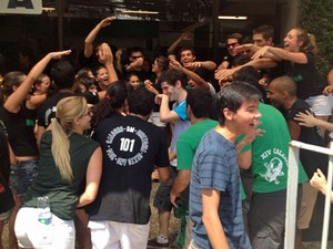 Alunos em colégio da capital paulista comemoram aprovação na Fuvest (Foto: Marina Franco/G1)