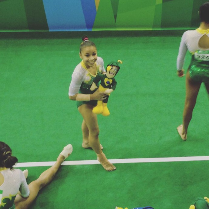 Flavia Saraiva com o seu mascote durante competição olímpica (Foto: Reprodução/Facebook)