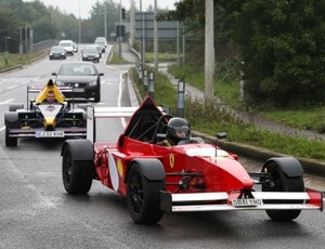 RBR e Ferrari de rua em Essex Russ Bost Mark Harrison Fórmula 1 (Foto: Geoff Robinson / reprodução)