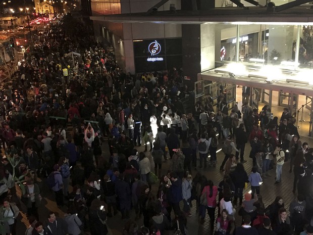 Shopping em Santiago foi esvaziado após o terremoto (Foto: Nadia Perez/Agencia Uno via AP)