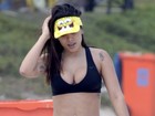 De top e shortinho, Anitta faz treino funcional em praia da Barra, no Rio