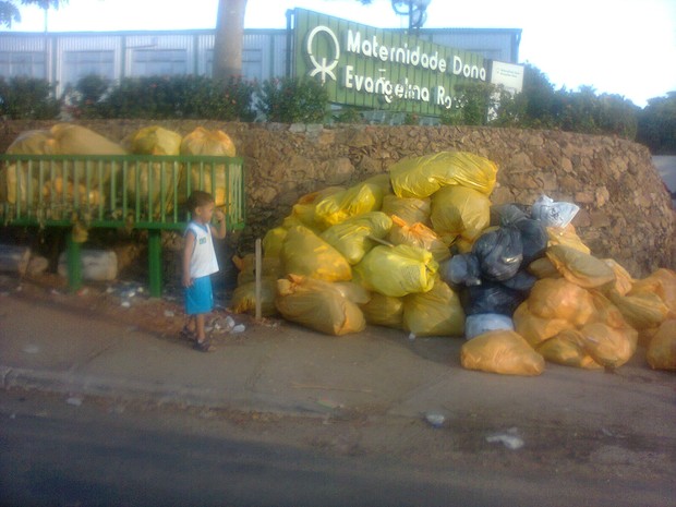 Lixo é depositado em frente a calçada da Maternidade  (Foto: Jaqueliny Siqueira? G1)