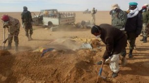 Migrantes foram enterrados no deserto  (Foto: AP)