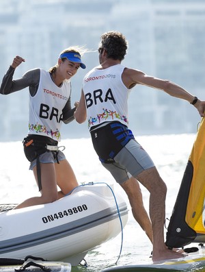 Bimba e Patrícia Freitas comemoram ouros conquistados na vela (Foto: Nathan Denette/Canadian Press via AP)