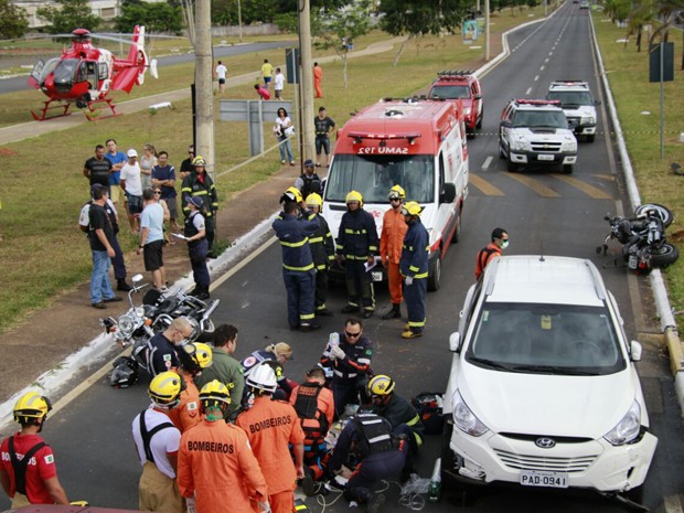 Com helicóptero, bombeiros fazem resgatem em acidente ao lado do Eixo Monumental (Foto: Corpo de Bombeiros/Divulgação) Com helicóptero, bombeiros fazem resgatem em acidente ao lado do Eixo Monumental (Foto: Corpo de Bombeiros/Divulgação)