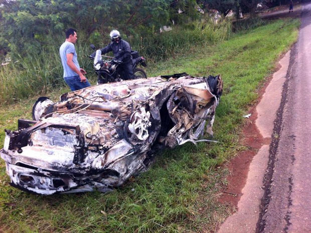 Carro de assaltantes fica destrudo aps capotar em Carmo do Rio Claro (Foto: Reproduo EPTV)