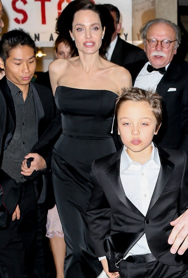 Angelina Jolie sai para jantar com o filho em Nova York