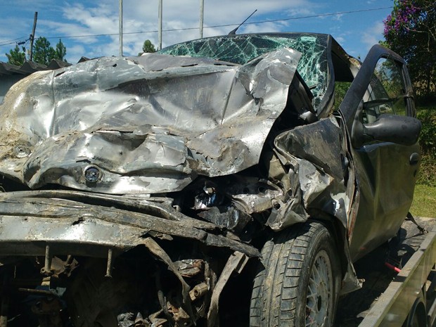 Carro ficou destruído após acidente em rodovia (Foto: Rinaldo Rori/G1)