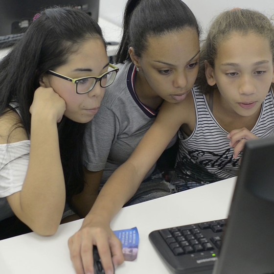 Com as aulas de programação, estudantes se tornam, além de consumidores, produtores de tecnologia (Foto: Emiliano Capozoli/Época)