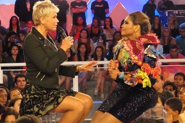 Xuxa e Gaby Amarantos batem papo descontraído (Foto: TV Globo/ TV Xuxa)