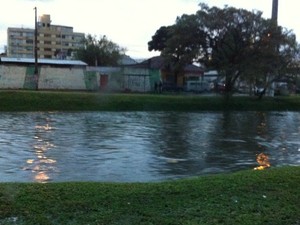 Nível do arroio Dilúvio em Porto Alegre subiu muito desde às 21h de quinta (3) até às 7h desta terça (4) (Foto: Giulia Perachi/RBS TV)