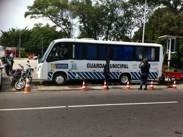 Ônibus foi alvo de tiros (Foto: Vandré Fonseca/TV Amazonas)