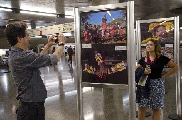 O amigo Alberto Galvão Branco, que sugeriu a ideia da exposição, veio na abertura, assim como a comunicadora ambiental Paula Piccin. Na foto, painéis do Quênia e do Tibete (Foto: © Haroldo Castro/ÉPOCA)