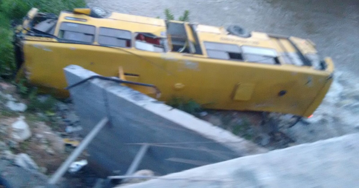 G Nibus Cai De Ponte E Para S Margens De Rio No Norte De Sc