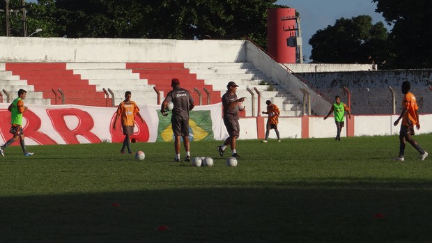 Márcio Goiano faz últimos testes antes do jogo contra o Treze-PB (Foto: Henrique Pereira/GLOBOESPORTE.COM)