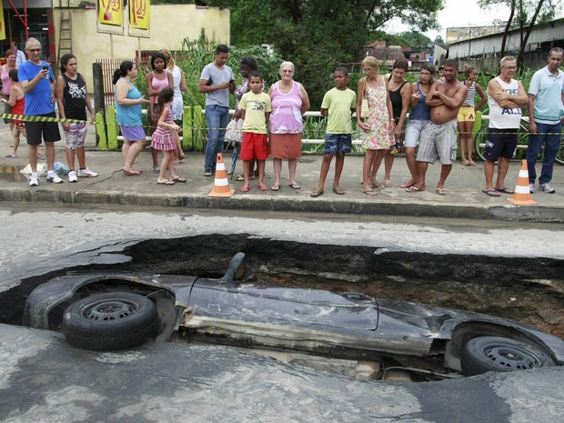 Cratera, carro, São Gonçalo (Foto: Fabiano Rocha/Agência O Globo)