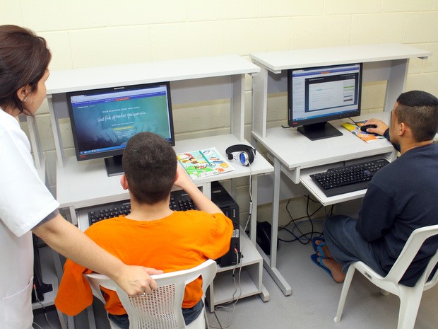 Internos da Fundação Casa de Limeira aprendem matemática em site americano (Foto: Eliel Nascimento/ Fundação Casa)