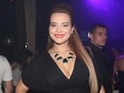 Geisy Arruda exibe novo visual em show do cantor Thiaguinho