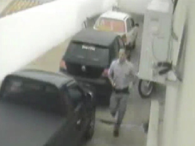 Imagem mostra policial perseguindo o jovem dentro do posto (Foto: Reprodução / TV Tem)