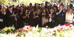 Sob aplausos, corpo de Hebe Camargo é enterrado em SP (Iwi Onodera/ EGO) Sob aplausos, corpo de Hebe Camargo é enterrado em SP (Iwi Onodera/ EGO)