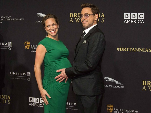 Robert Downey Jr. e a mulher Susan, grávida, em premiação em Los Angeles, nos Estados Unidos (Foto: Mario Anzuoni/ Reuters)