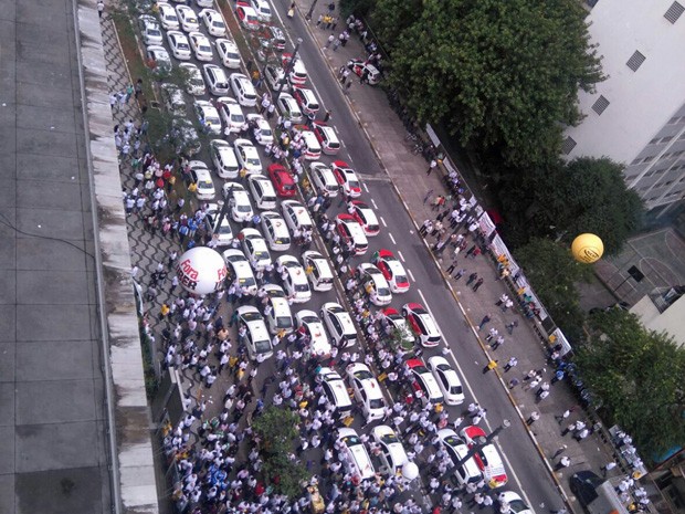 Taxistas fecham viaduto em frente à Câmara Municipal de SP (Foto: Carolina Dantas)