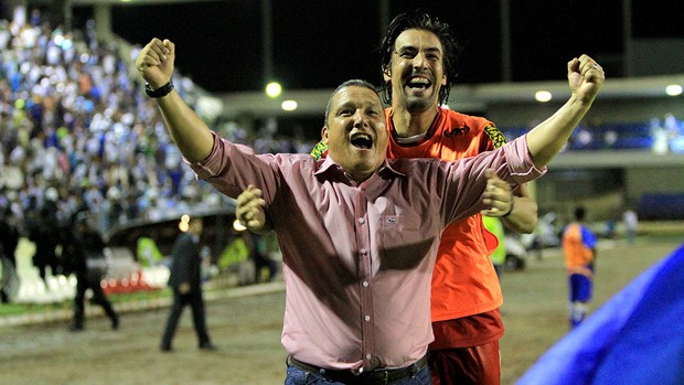 Técnico do Sergipe, Givanildo Sales comemora o go de Parral (Foto: Ailton Cruz/Gazeta de Alagoas)