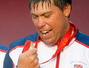 Andrew Simpson vela medalha (Foto: Reuters)