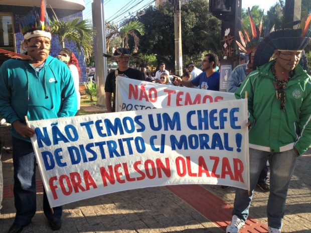 Manifestantes pedem exoneração de Nelso Olazar.  (Foto: Nadyenka Castro / G1 MS)