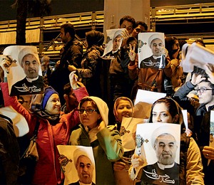 HERÓI Iranianos seguram cartazes com  a imagem de Rouhani, em Teerã, após acordo.  A população quer  o fim da crise  (Foto: Fatemeh Bahrami/Anadolu Agency/Getty Images)