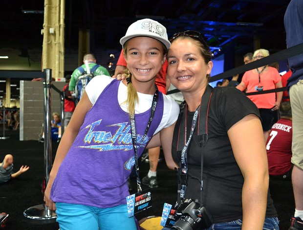 Britt e a mãe Christie na fila para ver Ronda Rousey Expo UFC 162 (Foto: Adriano Albuquerque)