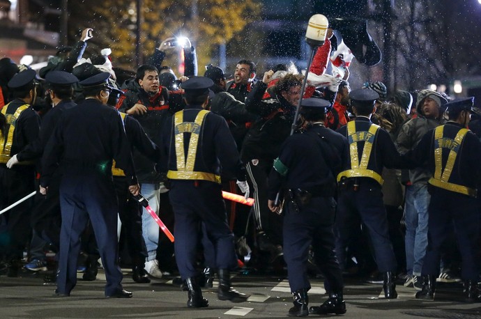 Torcida do River Plate polícia Tóqui Japão (Foto: Reuters) Torcida do River Plate polícia Tóqui Japão (Foto: Reuters)