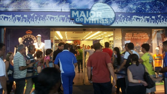 Torcedores lotaram lojas do clube para comprar a nova camisa do Cruzeiro (Foto: Rodrigo Franco)