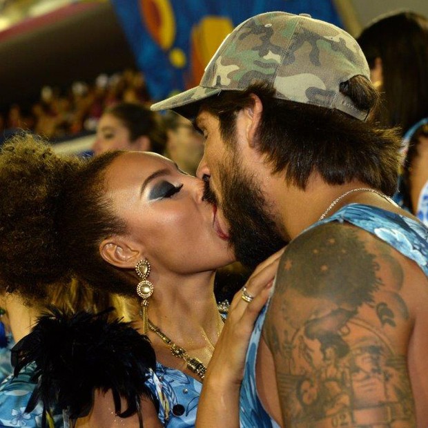 Sheron Menezes e Saulo Bernard - demonstrações calientes na Sapucaí (Foto: AG.news)