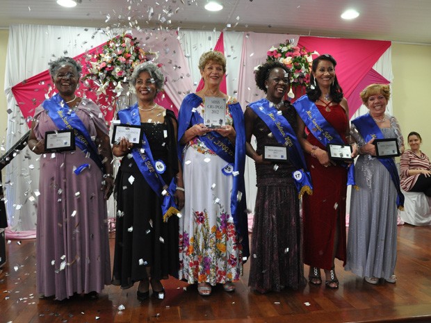 Idosas vencedoras receberam placas como recordação do prêmio (Foto: William Pereira/ Sec. Est. da Saúde de SP)