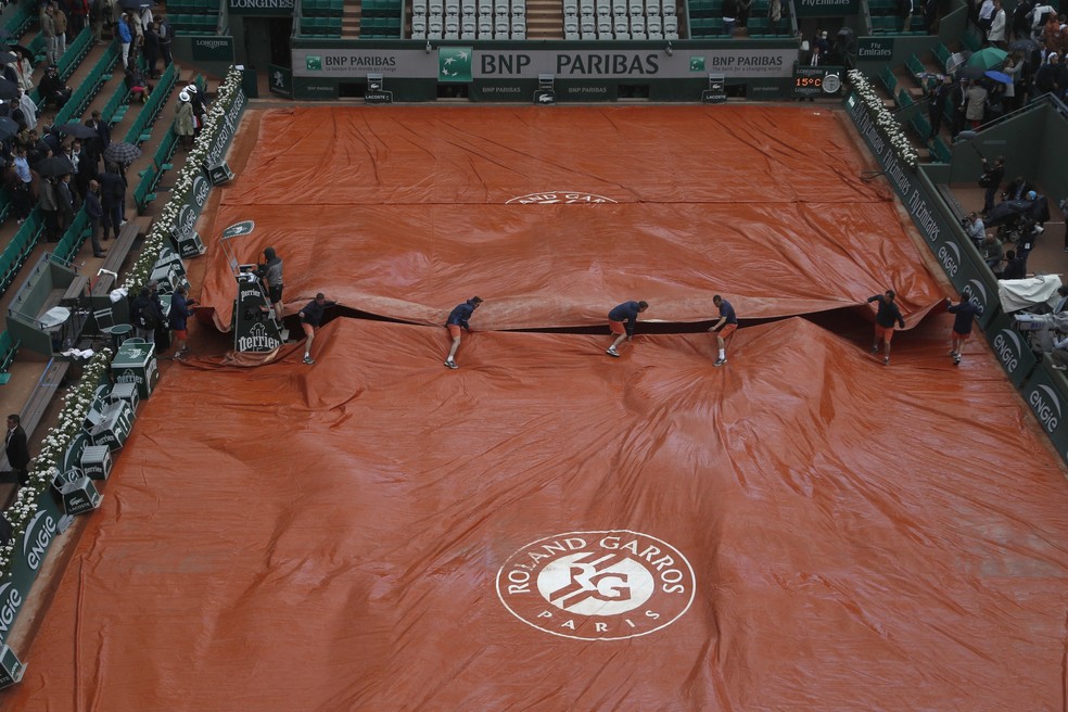 Chuva interrompe jogos em Roland Garros (Foto: AP Photo/Petr David Josek)
