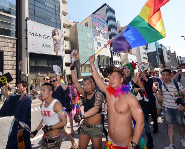 Parada gay reúne 3 mil pessoas em Tóquio (Foto: YOSHIKAZU TSUNO / AFP)