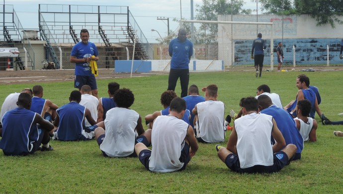 Osvaldo Cruz primeiro treino Azulão (Foto: João Paulo Tilio / GloboEsporte.com)