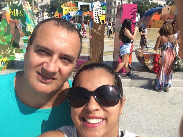 Rosângela e Edson tiram selfie na Praça Mauá (Foto: Aline Pollilo/G1)