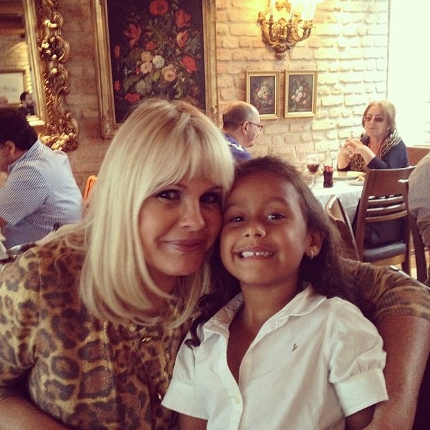 Monique Evans com a neta, Valentina (Foto: Instagram / Reprodução)
