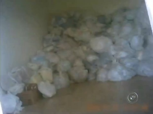 Lixo hospitalar da Santa Casa fica acumulado em sala (Foto: Reprodução/TV Tem)