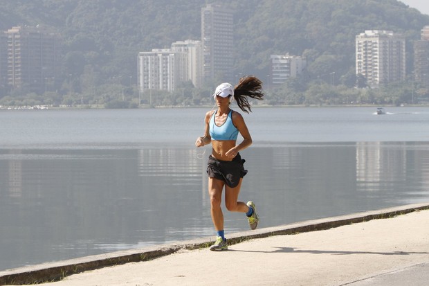 Cynthia Howllet corre na Lagoa (Foto: Gil Rodrigues / Foto Rio News)