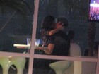 Após discutir o relacionamento, Carol Castro sela a paz com beijo em noivo