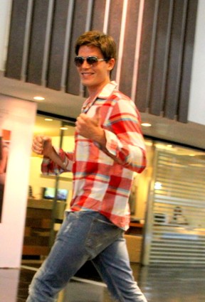 Jonatas Faro em shopping no Rio (Foto: Daniel Delmiro/ Ag. News)