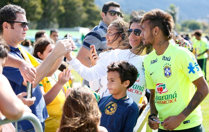 Neymar com a torcida no treino da Seleção (Foto: Rafael Ribeiro / CBF)