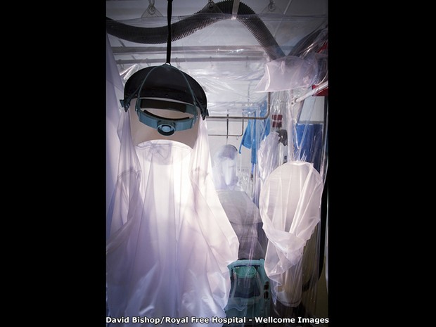 'Esta foto mostra uma imagem rara dentro da única unidade de isolamento de alto nível da Grã-Bretanha e foi feita dias antes de uma enfermeira ser internada depois de contrair ebola', disse Rob kesseler, do painel julgador do prêmio. 'Captura perfeitament (Foto: David Bishop, Royal Free Hospital, Londres)