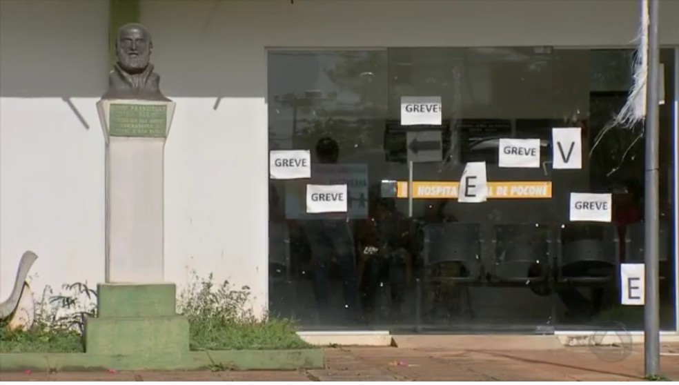 Na porta do hospital tem os avisos de greve (Foto: Reprodu&ccedil;&atilde;o/ TVCA)