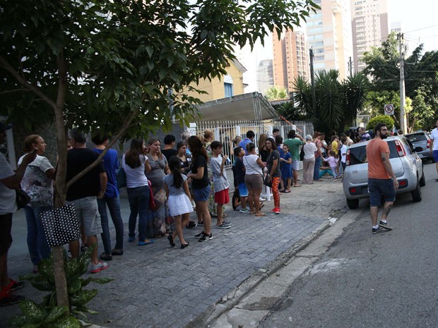 Fila de pessoas foram cedo a concessionária em busca de vacina de graça (Foto: RENATO S. CERQUEIRA/FUTURA PRESS/FUTURA PRESS/ESTADÃO CONTEÚDO)