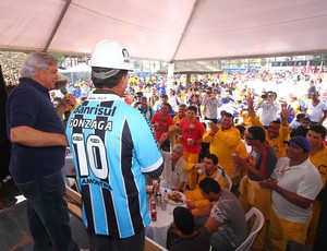 Operários da Arena ganham almoço de confraternização (Foto: Lucas Uebel / Grêmio, DVG)