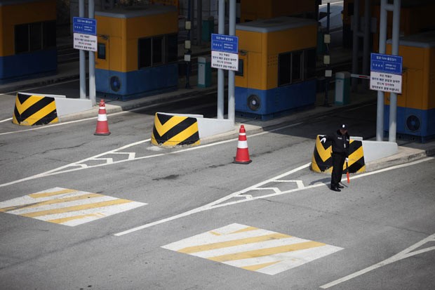 Soldado sul-coreano monta guarda nesta quinta-feira (4) em estrada que leva ao complexo de Kaesong (Foto: AFP) Soldado sul-coreano monta guarda nesta quinta-feira (4) em estrada que leva ao complexo de Kaesong (Foto: AFP)